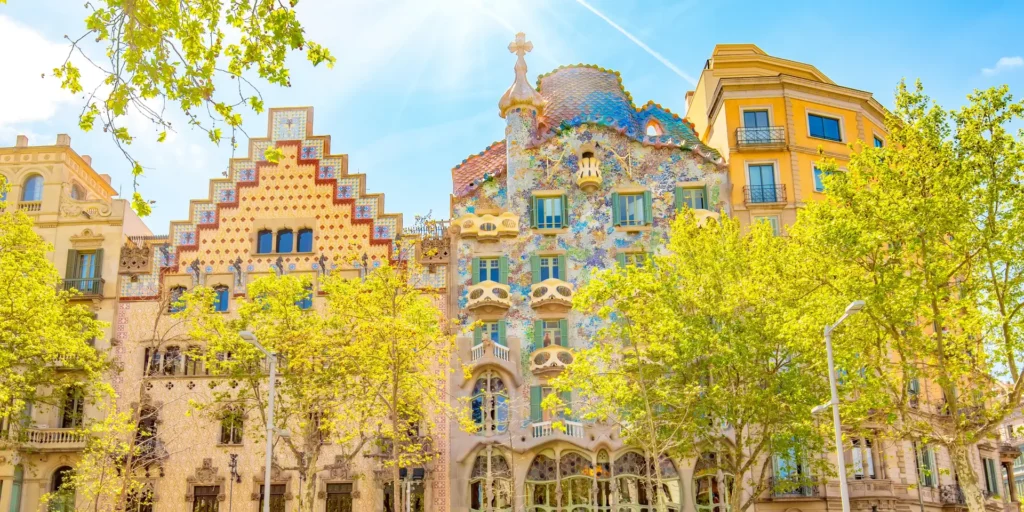 casa mila la pedrera,visit casa mila la pedrera barcelona,casa mila la pedrera top attractions,casa mila la pedrera map,barcelona tickets,visitor guide,rooftop views,gaudi design,ticket tips,top attractions,essential visitor info,casa mila barcelona,la pedrera barcelona.