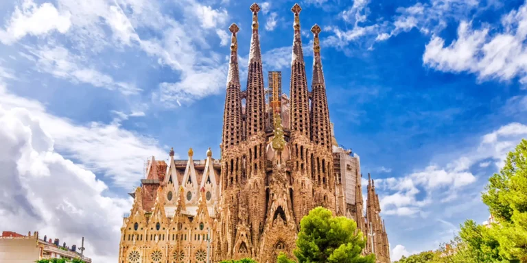discover barcelona more experiences less cost,info tours,city attraction map,barcelona card gaudi package,the gaudi bundle,barcelona essentials pass transport,barcelona map,biglietti barcellona,offerte migliori barcellona,scopri i migliori pass e bundle per barcellona,sagrada familia,trasporti inclusi,risparmiare tempo,pass barcellona,bundle barcellona,city pass barcellona,migliori pass barcellona,Barcelona Passes and Bundles